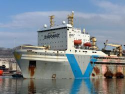 Гигант у причала: судоремонтный комплекс “Приморский завод” принял на стоянку одну из крупнейших в мире плавбаз — “Всеволод Сибирцев”